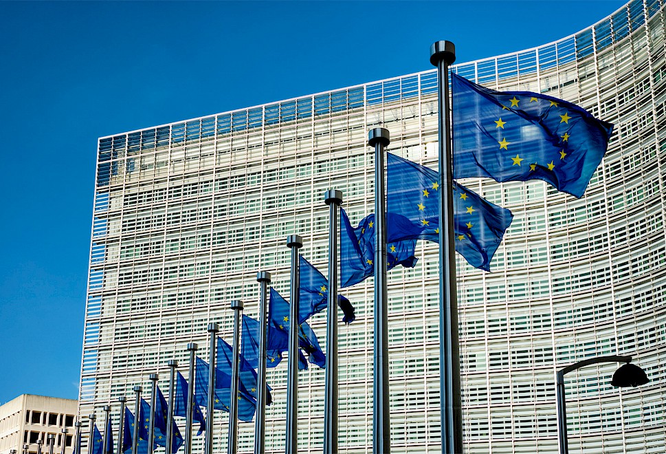 Rij EU-vlaggen voor het gebouw van de Europese Commissie in Brussel.