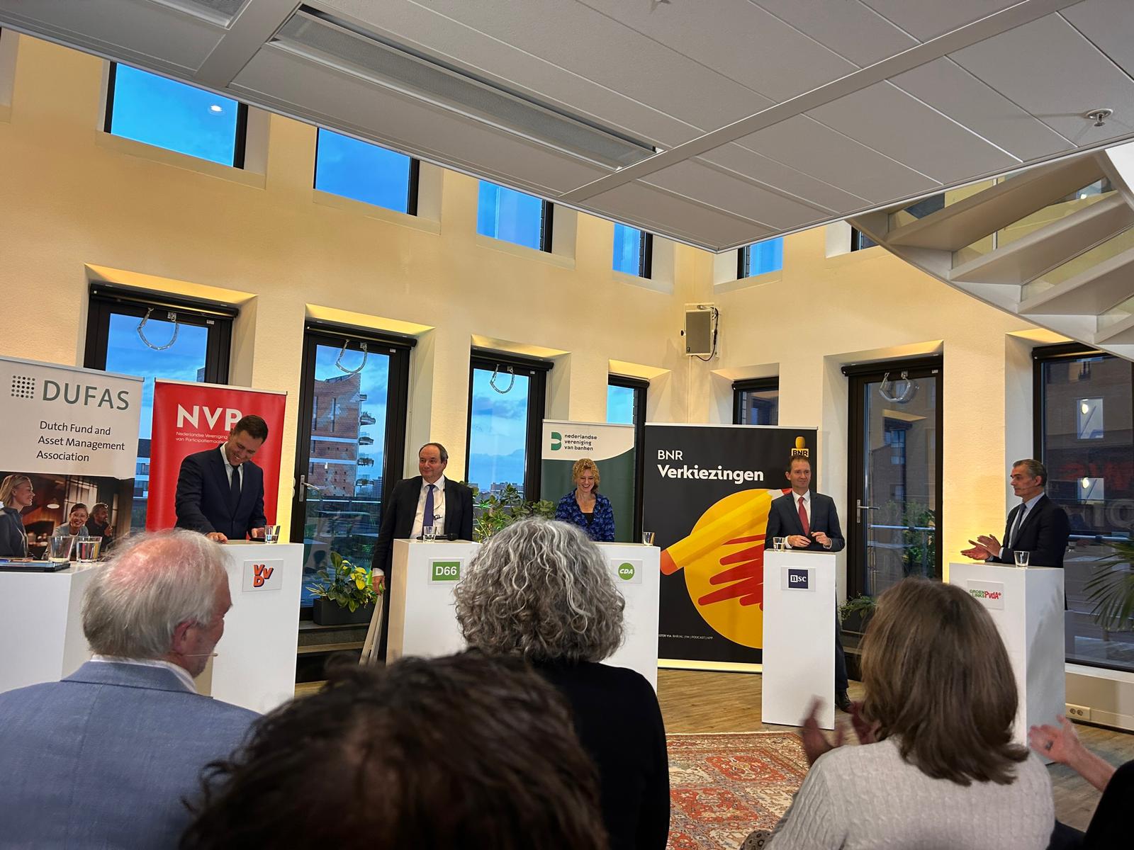 Politiek debat met vertegenwoordigers van verschillende partijen tijdens een BNR Verkiezingen-evenement, georganiseerd door DUFAS en NVP.