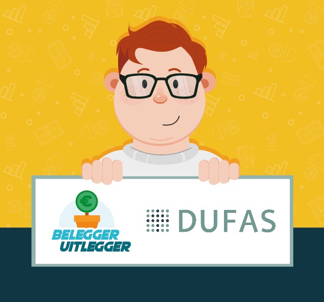 Illustratie van een jongen met bril die een bord vasthoudt met de logo’s van Belegger Uitlegger en DUFAS, in het kader van de Week van het Geld.