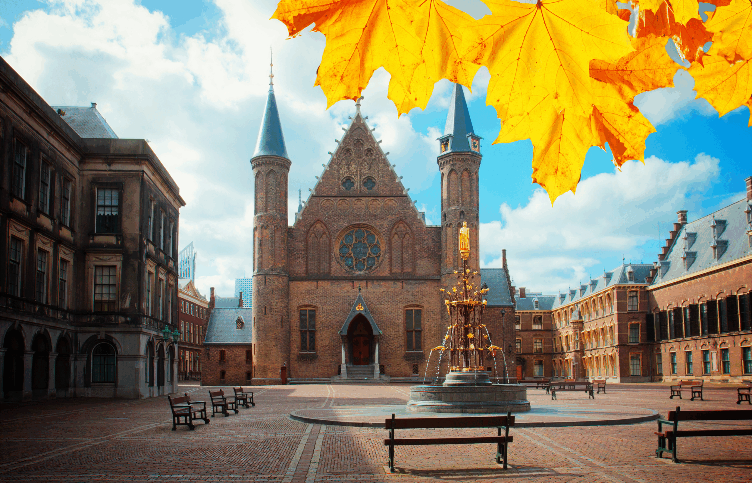 Binnenhof in Den Haag met de Ridderzaal en fontein op een zonnige herfstdag.