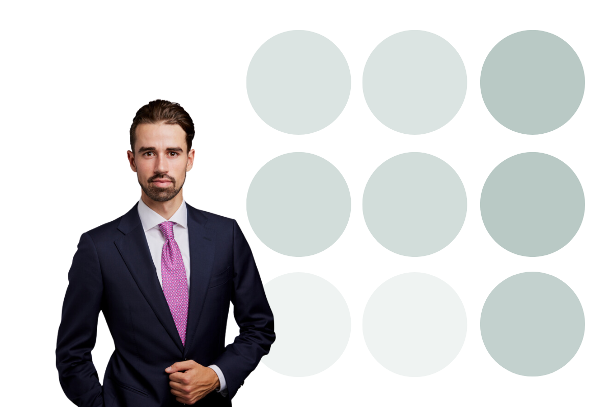 Man in pak met roze stropdas voor een achtergrond met negen grijze cirkels.