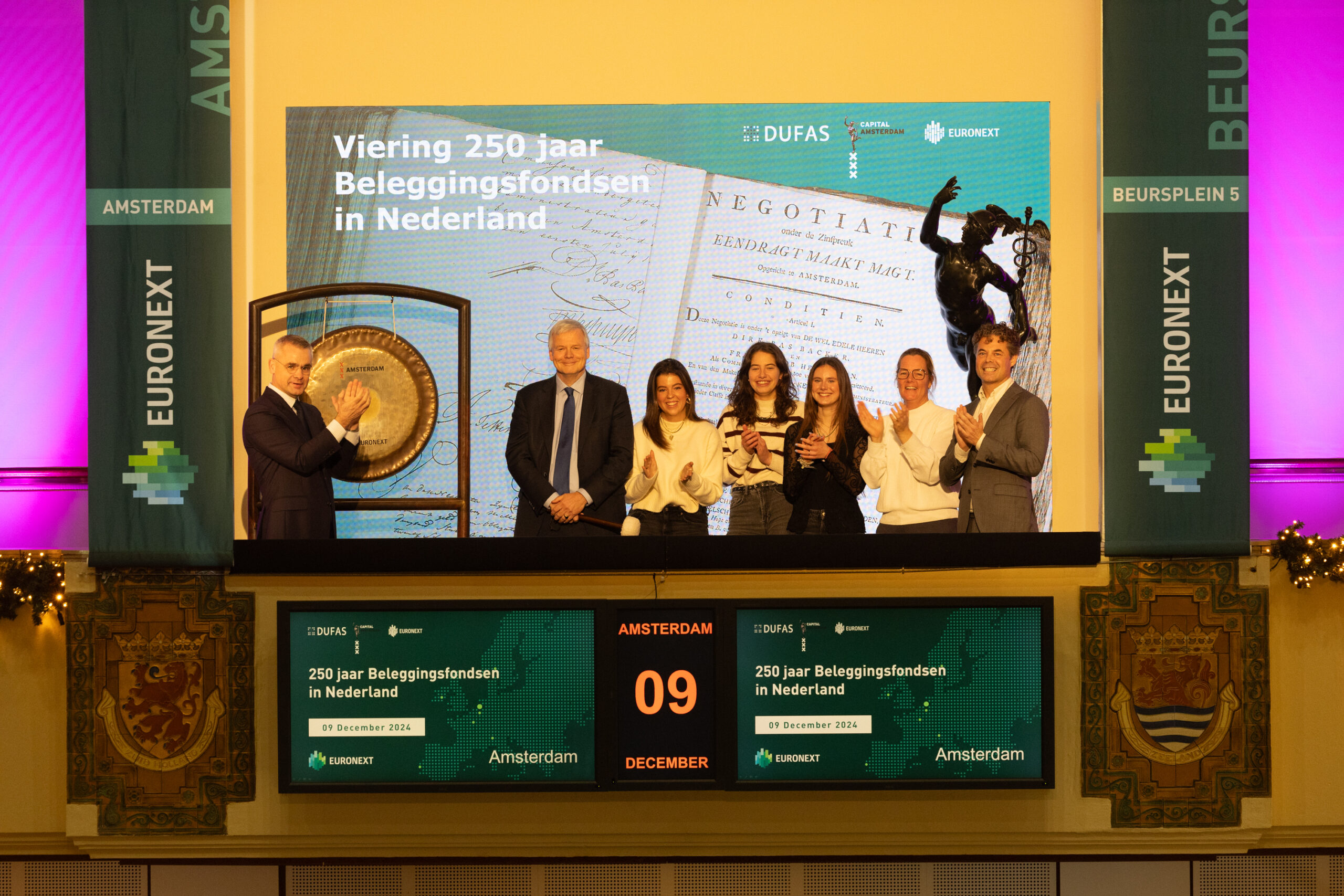 Groepsfoto bij Euronext Amsterdam ter viering van 250 jaar beleggingsfondsen in Nederland op 9 december 2024.