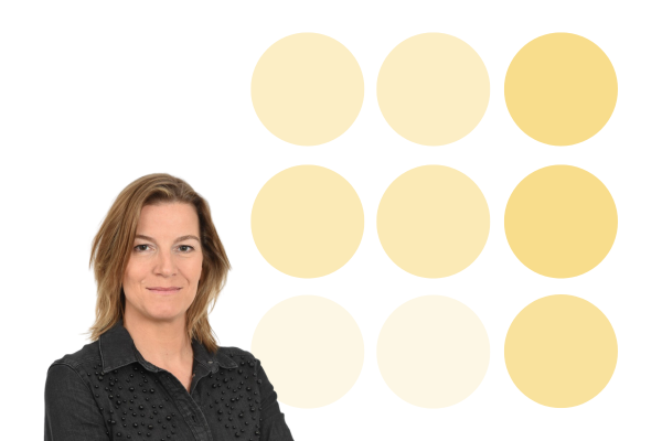 Portret van een vrouw voor een achtergrond met negen geelgekleurde cirkels in een rasterpatroon.