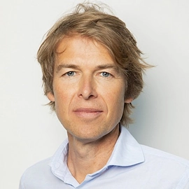 Portret van Steven, bestuurslid van DUFAS, tegen een neutrale achtergrond.