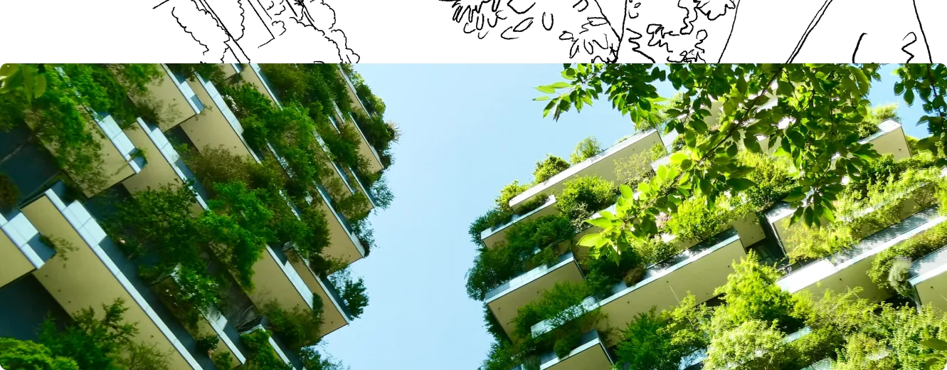 Zicht op groene gevels van een gebouw met dichtbegroeide balkons tegen de blauwe lucht.